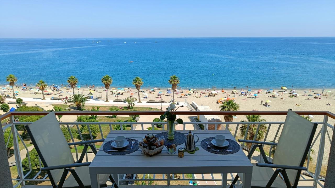 Maremare, Really On The Beach, With Private Parking Савона Екстер'єр фото